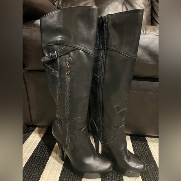 Guess - Picture 3 of 6